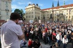 Demonstrace proti Zemanovi a Babišovi na Hradčanském náměstí