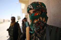 Bojovníci Syrských demokratických sil ve čtvrti Džazra v Rakce.