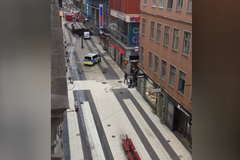 Záběry z místa, kde nákladní vůz najel do obchodního domu ve Stockholmu