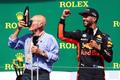 F1, VC Kanady 2017: Patrick Stewart pije šampaňské z boty Daniela Ricciarda