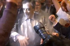 Francouzského prezidentského kandidáta Fillona při protestu zasypali moukou