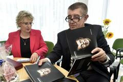 Andrej Babiš představuje seniorům v Luhačovicích na Zlínsku knihu O Babišovi bez Babiše.