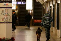 Ruský policista hlídá na stanici metra v Petrohradě.