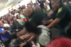 Zrušení několika letů z floridského letiště vyústilo v hromadnou rvačku