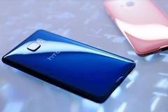 TEST: Zrcadlově modré HTC U Ultra má dva displeje. Cena je ale úlet