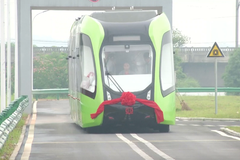Virtuální vlak nepotřebuje koleje, stačí mu přerušovaná čára na silnici