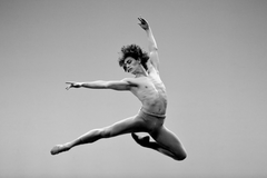 Příběh geniálního tanečníka, rebela a zranitelného člověka. Snímek Dancer jde do kin