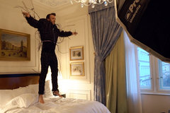 V saku i kožichu. Leoš Mareš dováděl před fotografy