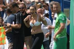 Fanynky svlékaly trička. "Lavi" debutoval za Vyšehrad, zahrál si skutečnou 3. ligu. A málem skóroval