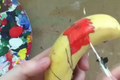 Umělec si hrál s banánem a perem. U toho dostal nápad na „banana art“