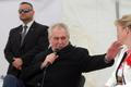 Zeman zopakoval před vesničany vtip o přeříznutí a vysvětloval, jak ho myslel