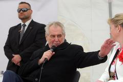 Zeman zopakoval před vesničany vtip o přeříznutí a vysvětloval, jak ho myslel