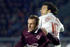 Jiří Homola (Sparta) a Ruud van Nistelrooij (Manchester United) v utkání Ligy mistrů v Praze v roce 2004