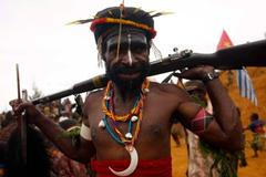 Lovci lebek? Před pár lety by vás Papuánci snědli, dnes mají mobily i facebook, tvrdí Soukup