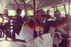 Lotyši bezvadně zpívají. Němci jezdí na trénink veřejnou dopravou. A ve výstroji