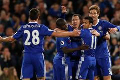 Eden Hazard slaví se spoluhráči gól do sítě Manchesteru City