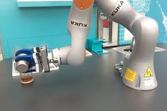 Firma představila prototyp robotického barmana. Návštěvníkům umíchal drinky