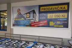 Billboard lákající na volná místa v Lidlu
