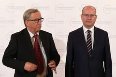 Předseda Evropské komise Jean-Claude Juncker a český premiér Bohuslav Sobotka na konferenci Evropské unie.