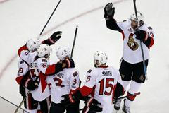 Erik Karlsson a Ottawa slaví branku v play off 2017
