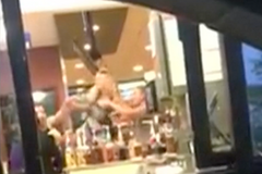 Žena se porvala v McDonald's. Chtěla svůj kuřecí sendvič