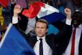 Macron vítězí a jásá