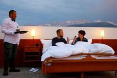 Apartmá s manželskou postelí pod širým nebem. Zájem o něj je obrovský