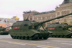 Tanky a obrněná vozidla. Vojenskou přehlídku na Rudém náměstí sledoval i Putin