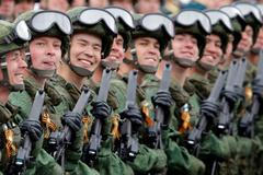 Ruští vojáci během vojenské přehlídky v Moskvě na oslavu Dne vítězství.