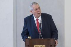 Miloš Zeman oznámil kandidaturu na prezidenta - jeho TK, aktivisté před Hradem