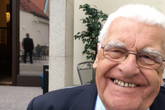 Poslanci tleskali 90letému stenografovi. Ve Sněmovně pracuje od roku 1952