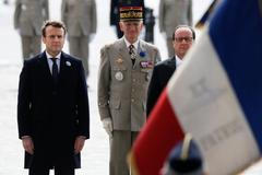 Macron stoji s francouzskou vlajkou