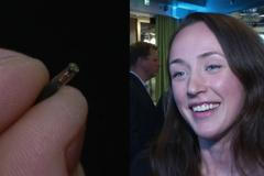 Zaměstnanci si nechali na večírku nastřelit čip. Otevře dveře a obslouží kopírku