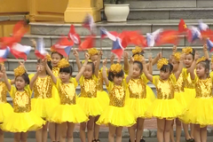 Do Vietnamu se bude létat přímo, oznámil Zeman pod Ho Či Minovou bustou