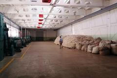 Mongolsko - továrna na využití ovčí vlny.