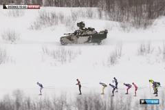 Dálkové běžce na lyžích sledoval po startu tank