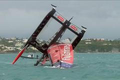 Dramatické video z jachtařského závodu Pohár Ameriky. Loď se převrátila