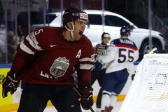 Janis Sprukts z Lotyšska se raduje z gólu do sítě Slovenska.