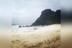 Australskou pláž po cyklonu Debbie pokryla pěna