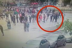 Kamera zachytila útok na policisty u katedrály Notre-Dame v centru Paříže