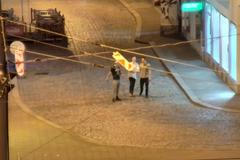 Mladíci ukradli dopravní značku a řádili s ní v centru města