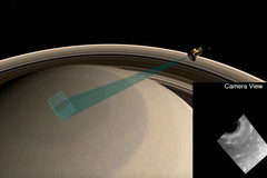 Sonda natočila povrch Saturnu. Takhle zblízka jste planetu ještě neviděli