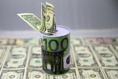 Dolar, bankovka, měna, peníze - ilustrační foto