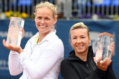 Anna-Lena Gröenenfeldová a Květa Peschkeová po finále čtyřhry na J&T Banka Prague Open