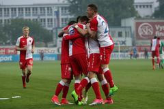 V Ďolíčku se to na tribunách pralo, na hřišti ale dominovala Slavia