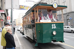 Elektrické tramvaje mělo Sarajevo mezi prvními v Evropě. Připomnělo si to jízdou