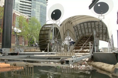 Obří tlama žere odpadky i krajtu. Monstrum má úspěch, chtějí ho další města