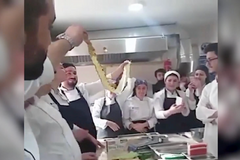 Kuchař předvádí, jak velmi rychle zpracovat brambor