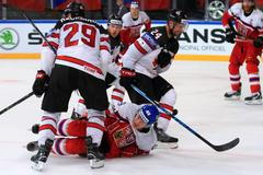 MS 2017, Česko-Kanada: Lukáš Radil - Nathan MacKinnon (29) a Calvin de Haan (24)