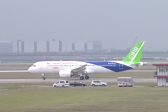 Čínský letoun Comac 919 poprvé vzlétl. První let proběhl úspěšně